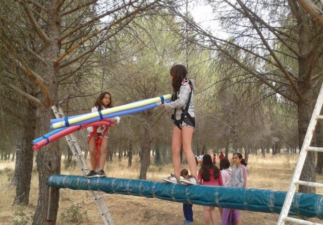 Juego de equilibrio en el campamento de Cordoba